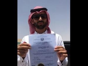 طبيب سعودي يحرق شهادته الجامعية