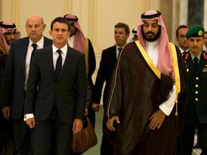 French Prime Minister Manuel Valls (L) and Saudi Defence Minister Mohammed bin Salman (R) arrive for a meeting in Riyadh on October 13, 2015. (AFP/ Kenzo Tribouillard)