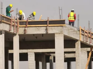 Foreign laborers work at a construction site in Riyadh on October 30, 2013. (Fayez Nurelddine/ AFP)