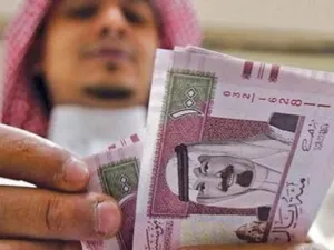 Man counting Saudi riyals. (AFP/ File)