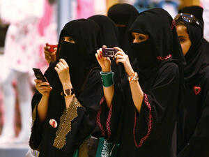 Saudi women graduates are looking increasingly to online work which can be done from home, eliminating the problem of working in a mixed environment. (File photo)