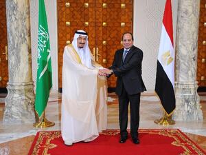 Saudi King Salman (left) shakes hands with Egyptian President Abdel Fattah al-Sisi during talks in Cairo, on April 7, 2016. (AFP/File)