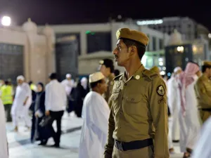 The data gathered keeps track of the daily total number of pilgrims, classified by their nationalities, time and place of arrival and vehicle types. (SPA)