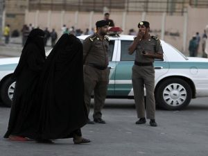 تتضمن الاتهامات الموجهة إلى السيدات "حمل شعارات معادية