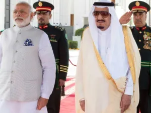 رئيس الوزراء الهندي نارندرا مودي (يسار) والعاهل السعودي الملك سلمان بن عبد العزيز 
