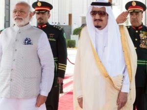 رئيس الوزراء الهندي نارندرا مودي (يسار) والعاهل السعودي الملك سلمان بن عبد العزيز 
