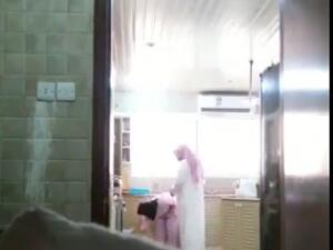 سعودية تفضح خيانة زوجها