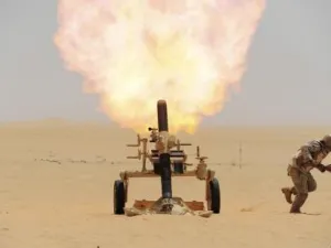 جندي سعودي على الحدود السعودية مع اليمن يطلق قذيفة مورتر باتجاه مواقع يسيطر عليها الحوثيون

