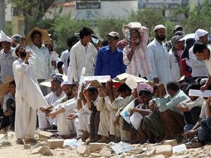 وافدين يعتدون علي مواطن وابنته