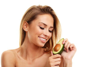 هناك فوائد كبيرة للأفوكادو يمكنك أن تستفيدي منها لجمال شعرك وصحته