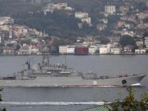 سفينة الانزال الروسية ازوز تبحر في البوسفور باسطنبول في طريقها للبحر المتوسط 
