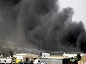 مقتل شخص وفقدان 7 إثر انفجار في مصنع للبتروكيماويات 