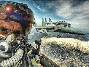 “سيلفي” لطيار تركي مع مقاتلتي F15 سعوديتين