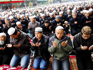 المعتقلين في معسكرات إعادة التثقيف السياسي مجبرون على قراءة الدعاية، وغناء الأغاني التي تمدح الرئيس