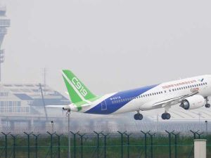 اقلاع أول طائرة ركاب صينية الصنع بنجاح