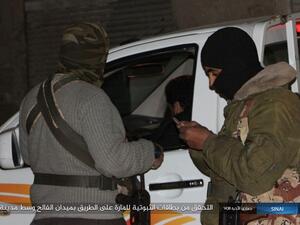 عناصر ملثمين من التنظيم، يدقّقون على الهويات الشخصية للمواطنين