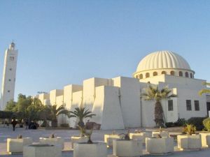 انصار امام معزول يمنعون صلاة الجمعة بجامع في تونس للاسبوع الثالث 