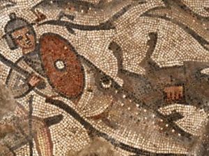 سفينة نوح وانشقاق البحر الأحمر على فسيفساء بكنيس قديم