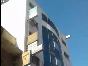 حاول إلقاء نفسه من اعلى بناية في الوسط التجاري 