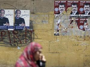 قاض مصري حاكم مرسي ينجو من انفجار سيارة مفخخة
