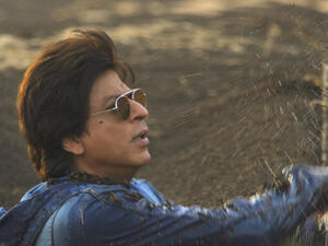 شاروخان يرمي الرمل على تنين كومودو لإخافتها