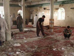 جثث المصلين في المسجد بعد وقوع الانفجار