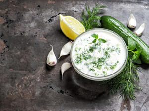 يحتوي الزبادي على إنزيمات تمنع تشكل لويحات الكوليسترول المرضية (shutterstock.com)
