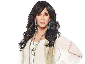 النجمة العالمية شير توافق على تقديم عمل استعراضي ضخم عن حياتها
