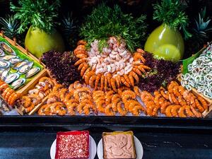 تشكيلةً واسعةً من المأكولات البحرية