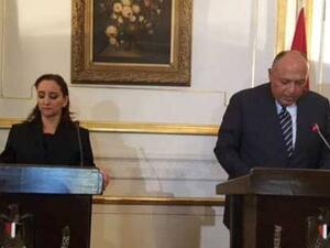 سامح شكري يتلو بيانا مشتركا باللغة الانجليزية مع نظيرته المكسيكية كلاوديا رويس ماسيو