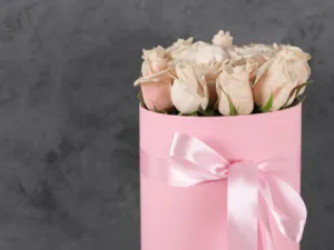  من الأفضل استخدام الوردي مع الرمادي لإضفاء لمسة نعومة على الغرفة (shutterstock.com)