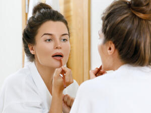 تجنبي تماماً تطبيق أحمر الشفاه الصاخب خلال النهار (shutterstock.com)