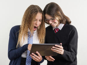 عادة ما تبدأ  مرحلة المراهقة عند حوالي سن 14 عاما (shutterstock.com)