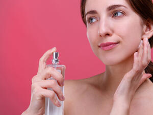 أن رش العطر مباشرة على الجلد مضر للغاية (shutterstock.com)