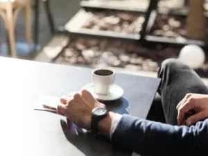 التخلي عن شرب القهوة بشكل نهائي يمكن أن يؤدي إلى بعض الأعراض السلبية (shutterstock.com)