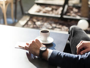 التخلي عن شرب القهوة بشكل نهائي يمكن أن يؤدي إلى بعض الأعراض السلبية (shutterstock.com)