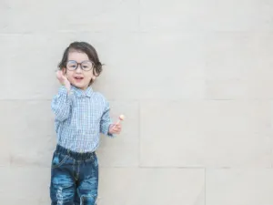 كل أم تطمح في أن يتمتع أطفالك بذكاء خارق وعقل سليم (shutterstock.com)