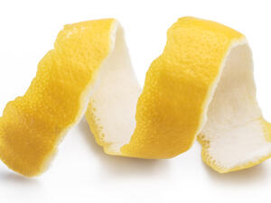 قشر الليمون يساعد في الحفاظ على مستويات ضغط الدم (shutterstock.com)