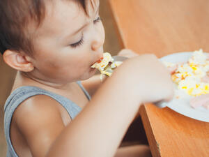 أن البيض يساهم، كما الحليب أو البذور، في دعم نمو الأطفال في بداية حياتهم (shutterstock.com)