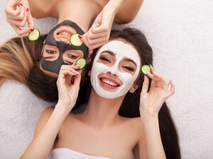 احرصن على تطبيق ماسكات البشرة  (shutterstock.com)
