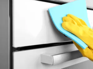 قبل التنظيف إحرصي على أن يكون الفرن باردًا (shutterstock.com)
