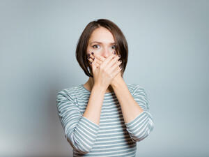 تؤثر بعض الأدوية على جفاف الفم، فتسبب رائحة كريهة (shutterstock.com)

