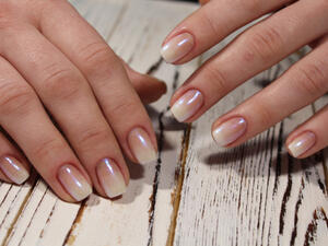 عليك التوقف عن وضع طلاء الأظافر لفترة من الزمن (shutterstock.com)