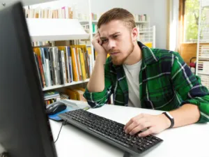 يقل إنتاج هرمون التستوستيرون مع التقدم في العمر (shutterstock.com)