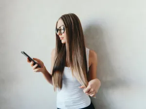 للحصول على شعر صحي وممتلئ، لا بد أولاً من تدليل فروة الرأس (shutterstock.com)
