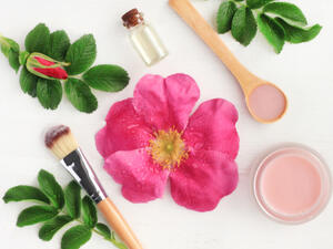 زيت الورد يستخدم فقط كعنصر اساسي لتحضير العطور  (shutterstock.com)
