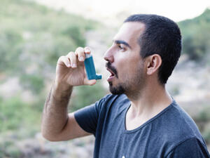 يكون الربو متوسّطاً يتمثّل بكحة مصحوبة بخرخشة بالصّدر (shutterstock.com)