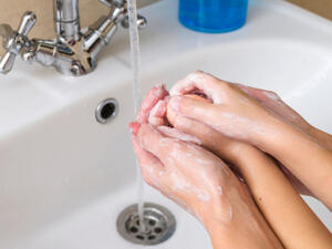 اغسلوا أياديكم باستمرار لتجنب الاصابة بالانفلونزا (shutterstock.com)