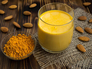 ستسهم خلطة الكركم ليس في تفتيح لون الأسنان  (shutterstock.com)