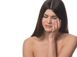 لم يتوصل الباحثون عموماً إلى صلات بين أمراض اللثة وسرطان الثدي (shutterstock.com)